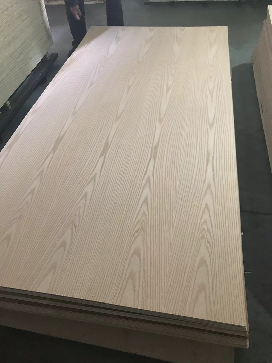 2-25mm Furniture Grade Red Oak Black Walnut Teak Natural Wood Veneer Laminated Fancy Plywood for Dec