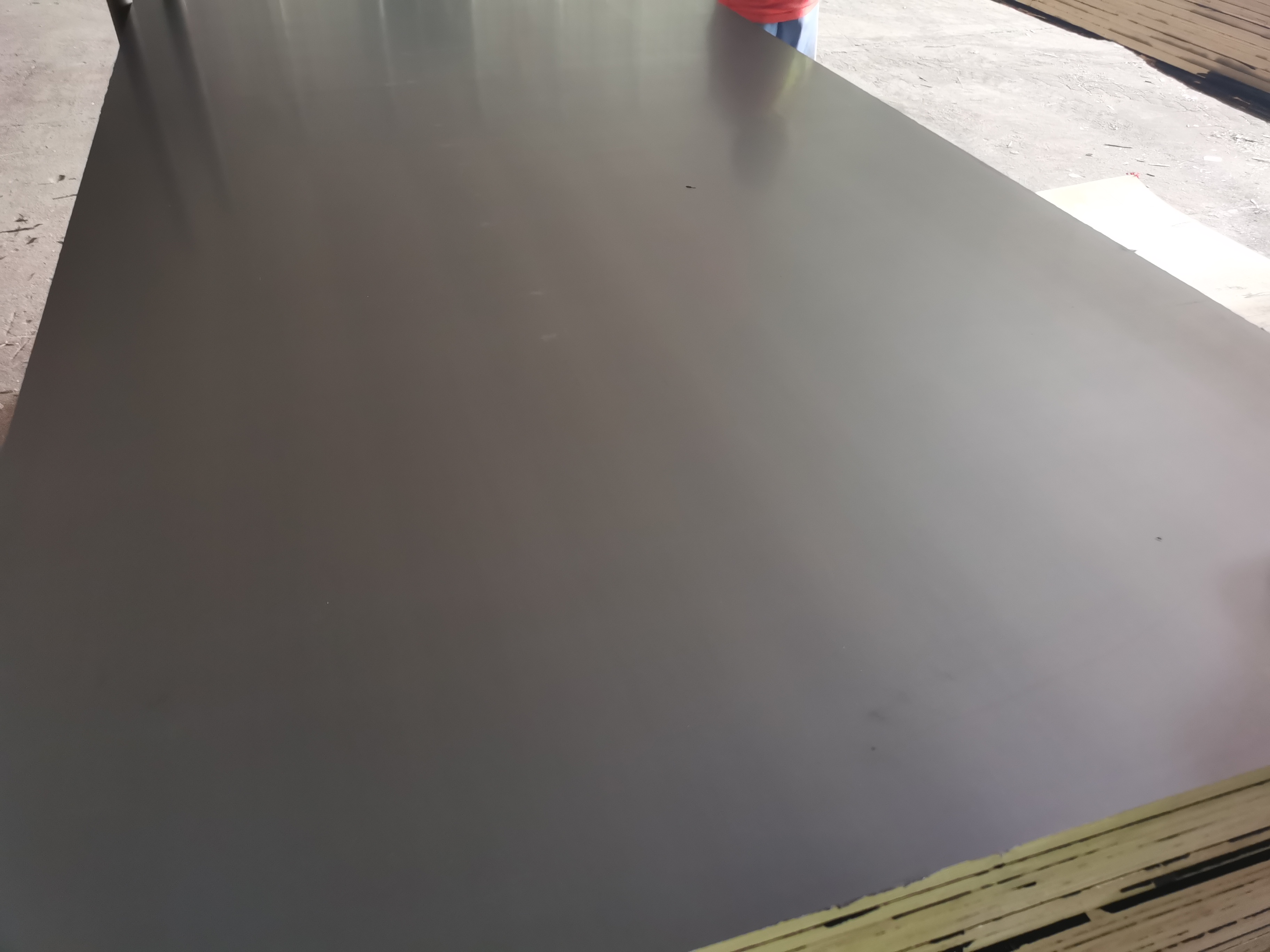  WBP Two times hot pressed black film faced plywood with combi core poplar mixed eucalyptus(图4)