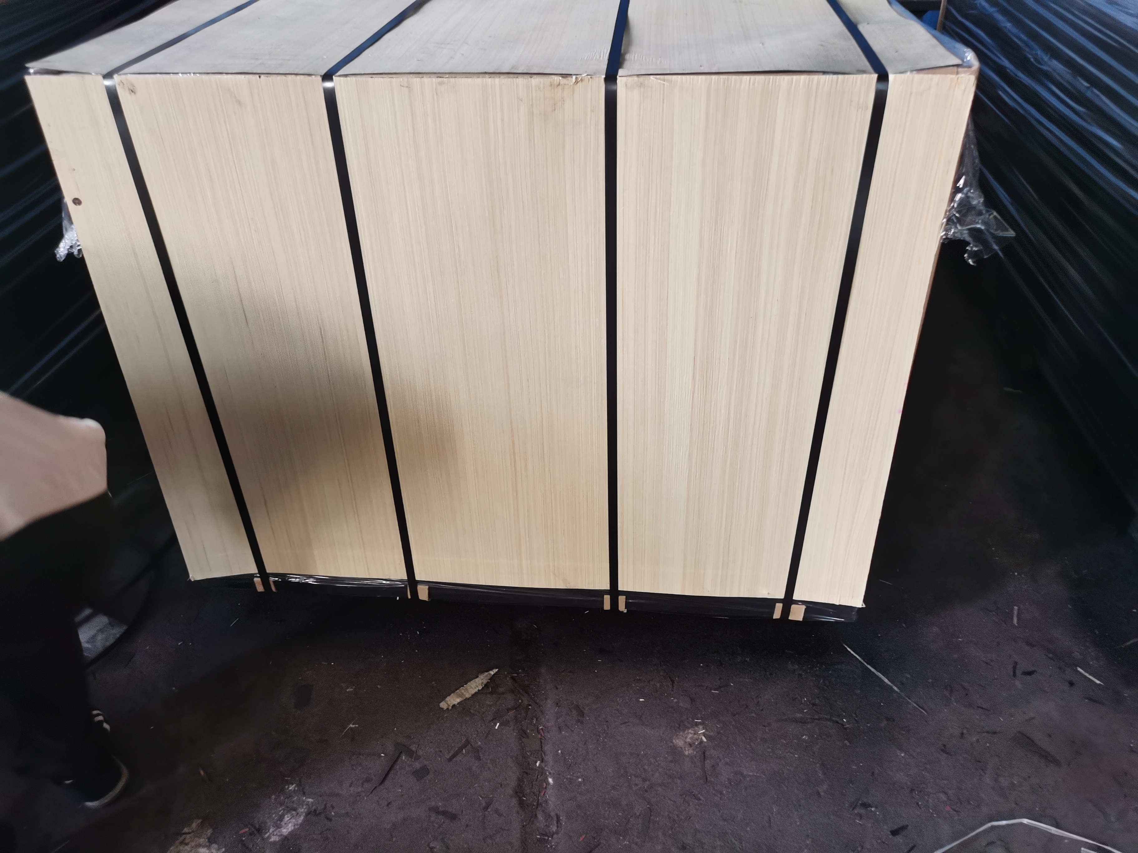  WBP Two times hot pressed black film faced plywood with combi core poplar mixed eucalyptus(图12)